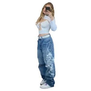 Karl Kani y2k baggy jeans - SÖKER DESSA  KARL KANI JEANS ❤️ betalar bra för dom och söker alla storlekar! Om du har liknande eller vet var man köper exakt dessa jeans hör gärna av dig❤️❤️