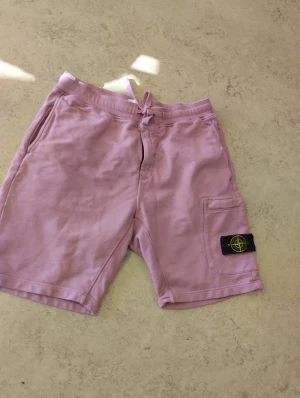 Stone Island shorts  - Stone island shorts används bara 3 gånger. Om du har frågor eller du vill ha flera bilder du kan skriva till mig 🤗💛