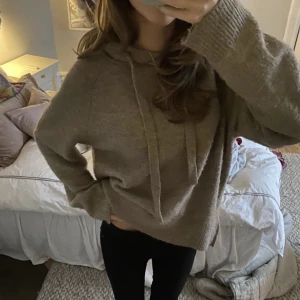 Stickad hoodie  - Säljer denna fina stickade hoodie då den inte kommer till användning längre. Nypris 300, säljer för 150 plus frakt 💕