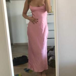 Rosa siden klänning från Zara 36, passa M men också S
