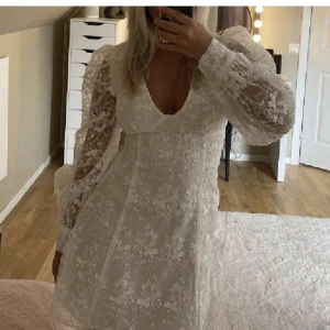 Studentklänning  - Säljer denna superfina vita klänning från NA-KD som är helt slutsåld på hemsidan. Aldrig använd, prislappen är kvar. Säljer endast vid bra bud!!💓🪩