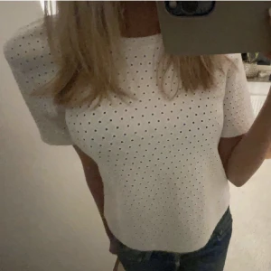 topp - Lånad bild!!! As söt topp från zara, storlek M men skulle säga att den är lite mindre i storleken så är mer som en xs/s