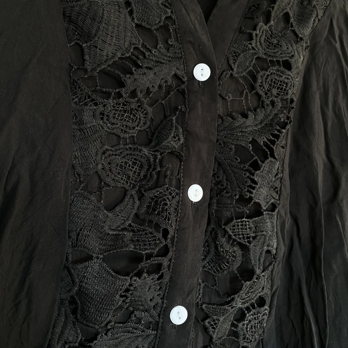 Svart blus med spets - 90