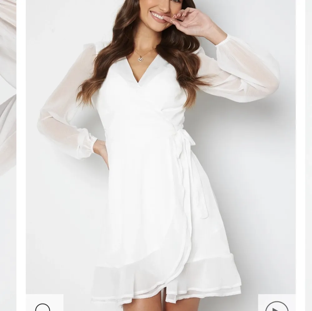 Säljer denna vita klänning i storlek 38 som endast är använd en gång. Köpt för 599 från Bubbelroom.. Klänningar.