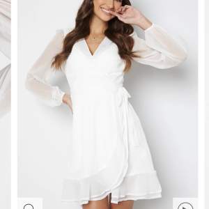 Säljer denna vita klänning i storlek 38 som endast är använd en gång. Köpt för 599 från Bubbelroom.
