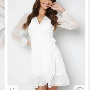 Studentklänning - Säljer denna vita klänning i storlek 38 som endast är använd en gång. Köpt för 599 från Bubbelroom.