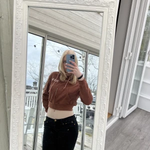 Shein hoodie  - En söt brun ziphoodie med trycket ”90’s baby” :) 💕💕💕 Betal via Swish, kund står för frakt:) Mötas: Linköping, Motala, Borensberg💕