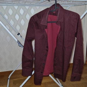 Mörkröd skjorta  - Mörkröd skjorta i storlek 146-152. Den är i bra skick och pris kan diskuteras hör av dig vid frågor :)