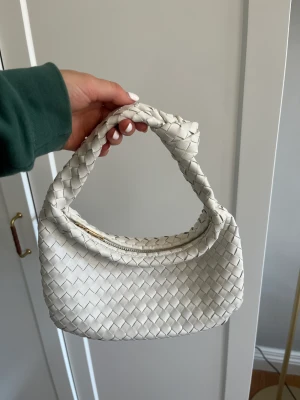 Vit Bottega Inspirerad väska  - Vit Bottega Inspirerad väska, aldrig använd. 