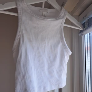 vit croptop - så snygg topp som tyvärr e för kort för mig! Passar perfekt för sommaren, är inte så genomskinlig!