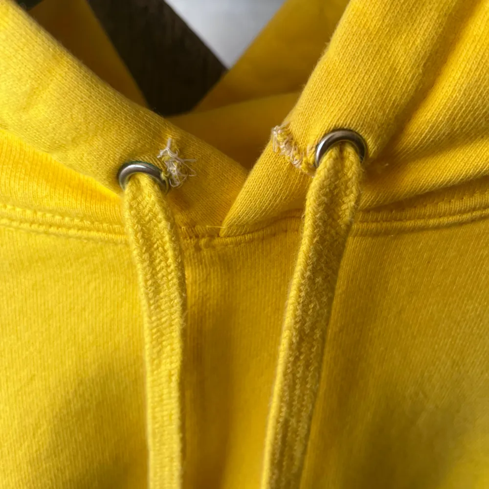 En gul supreme hoodie, köpt från soleplus år 2019.   Skick: 7/10, Inge fläckar, sydd skada (bild två), använt den 2 gånger.. Hoodies.