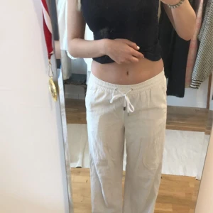 Vita linnebyxor💓 - Säljer dessa lågmidjade linnebyxor då de inte kommer till användning💓