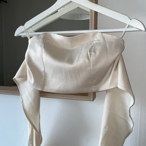 Top - Snygg top från Bikbok🌟silke material och band för egen knytning!