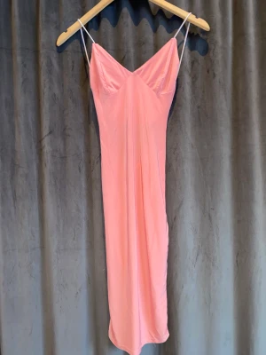 Bodycon klänning med öppen rygg - Använd men väl omhändertagen