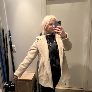 Vårkappa  - Säljer denna vårkappa från NAKD, använd väl därav lite nopprig. Skriv privat för fler bilder🙌🏽 Köptes för 899