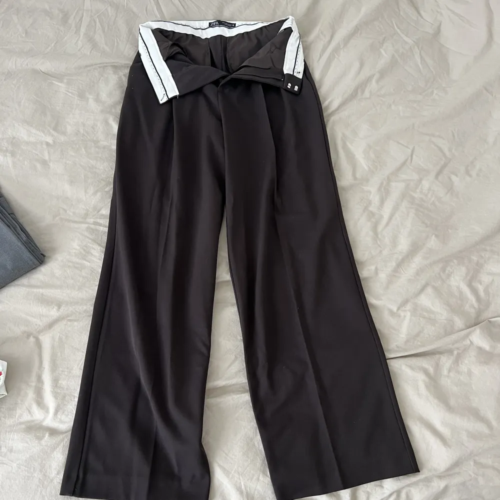 Bruna kostymbyxor från Zara. Använda en gång, storlek 36. Går att ha de ”vända” som första bilden. . Jeans & Byxor.
