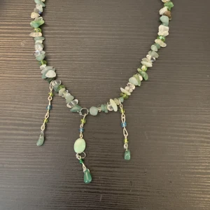 Vackert halsband med stenar - Handgjort halsband som kan justeras till alla storlekar❤️ 