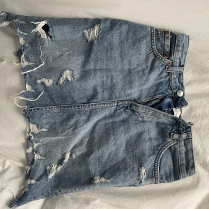 Jeans kjol - Super fin jeanskjol med slitningar 💖 skriv om ni undrar något eller vill ha fler bilder!