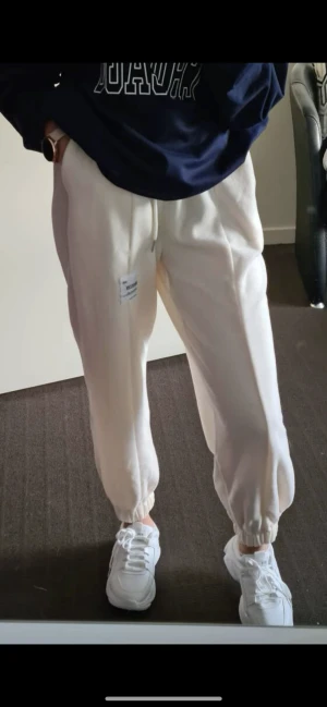 Vita snygga sweatpants - Säljer dessa jättefina sweatpants med snöre då de inte används alls! Har använts totalt 2 gånger och är i jätteskönt material. Passar XS till M