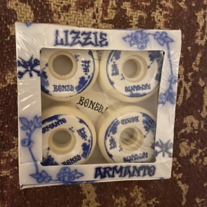 BONES SPF x Lizzie Armanto Skate Wheels  - BONES SPF x Lizzie Armanto Skate Wheels   Blue China   P5  4 pack  Limited edition från 2018 