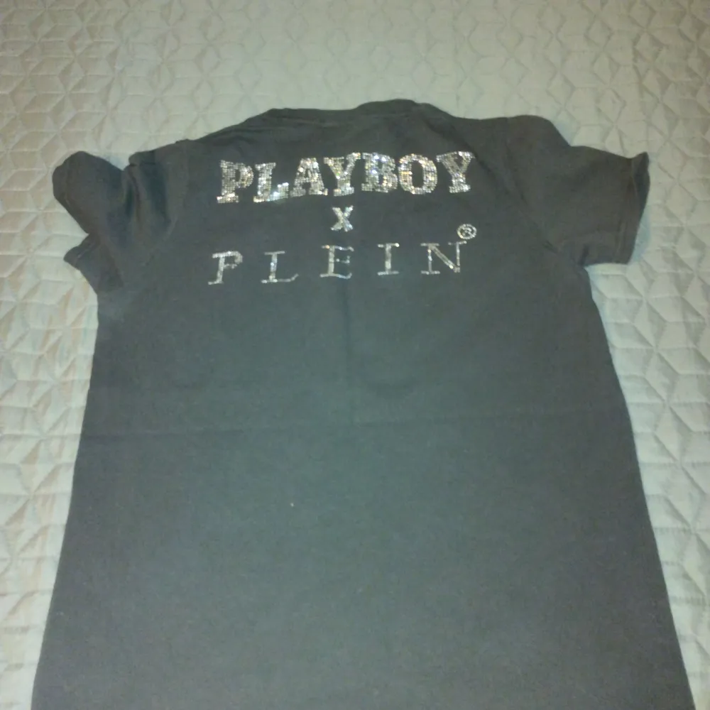 Philipp plein x playboy T shirt som jag haft ett tag. Inga fel på den och den kommer i bra skick. Storlek M och har en QR-kod.. T-shirts.