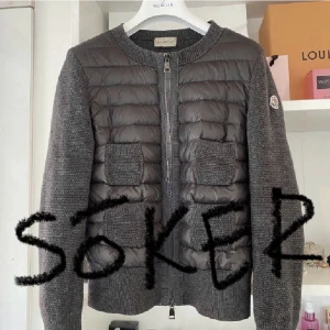 Söker en monclear jacka - Om du har en sån snälla kontakta mig den här jackan har jag velat köpa super länge 💕💕💕