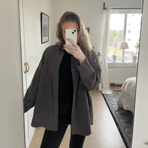 Tunn Vårjacka - Mörkgrå tunn vårjacka som även kan användas som ett inomhusplagg då det även kan användas som en skjorta. I ett mycket bra skick. 