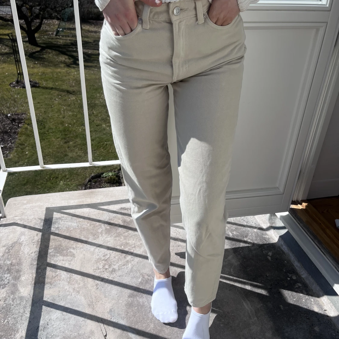 Beiga jeans från Weekday - 90