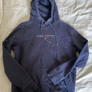 Tröja - Jätte skön huvtröja, lite använd   Köp varan via köp nu!