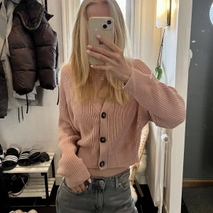 Rosa stickat tröja - Stickad tröja från Monki. Fint skick, använd sparsamt. Normal i storlek.