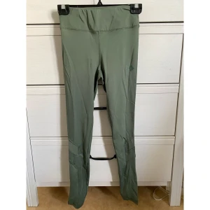 Gröna träningstights - Gröna träningstights i nyskick, fin mesh längre ner på benen. Säljer även ett par likadana i storlek S.