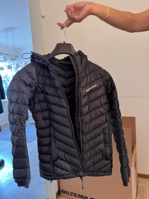 PeakPerformance jacka Xs - Mycket fint skick, inga skador. Säljer pga för liten storlek.  Mörkblå men ser ut som svart