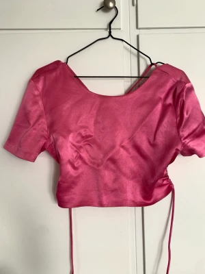 Tröja Zara  - Croppad med långa snören som knyts flera varv runt magen. Liten i storleken, för liten för mig som är mellan s/m. En liten fläck, inget som syns på. Fler bilder finns på hur den sitter på. 