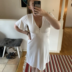 Vit klänning  - Oanvänd vit klänning, perfekt till student e.l. 