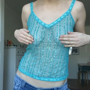 Turkos glittertopp - Meshtopp med paljetter i turkos. Från mango. Inga defekter. Passar en S/M