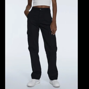 Stardivarious cargobyxor svarta - Jag säljer mina cargos för att de är i strl 36 och jag behövde nog en storlek större. Typ nya då jag bara använt de 3gånger. Köparen står för frakt💞