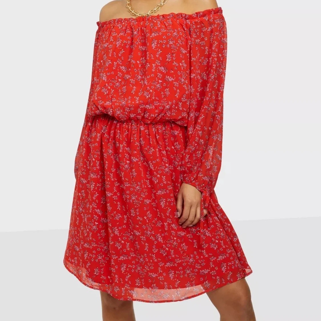 Nelly off shoulder klänning 