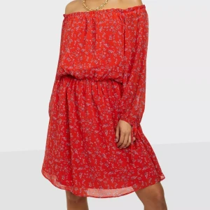 Nelly off shoulder klänning  - Nyskick, använd fåtal gånger. Säljer pga att den ej används. Nypris 459. Storlek 36 men passar även 38 