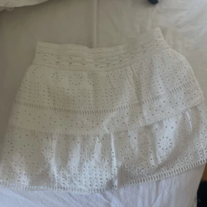 Kjol ZARA - Minikjol från ZARAs barnavdelning i storlek 13/14. Något stor på mig som har xxs/xs. Så skulle säga att den passar xs/s. Inbyggda shorts, använd en gång. Perfekt skick!❤️