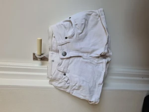 Vita denim shorts  - Jättesköna vita jeansshorts! Stretchiga. Passar xs-s. Kanske en liten medium