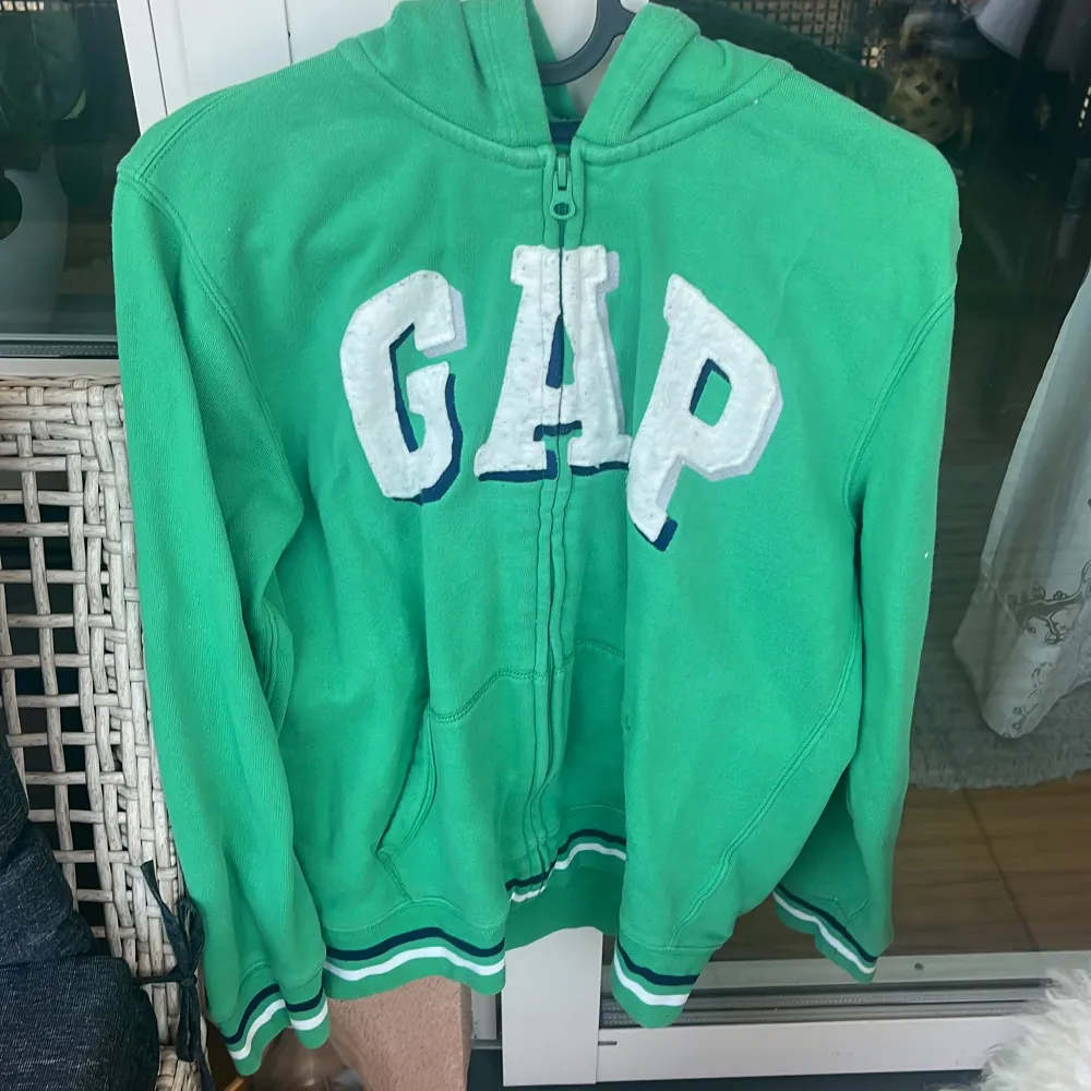 Skit snygg gap zipup med jättefint tryck! Köpt second hand men aldrig avänd, väldigt bra stick💚står 11-16 men skulle säha att den är i storlek m!. Hoodies.