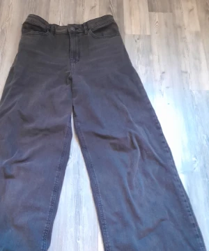 Jeans - Detta är ett par svarta jeans från Lindex,jag köpte dom i december och har använt dom 2 gånger❤️