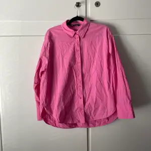 Rosa skjorta från Zara i storlek L.  Jättesnygg men kommer inte till användning. Frakt tillkommer! 💞
