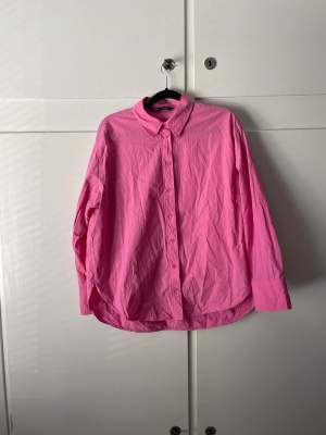 Rosa skjorta från Zara i storlek L.  Jättesnygg men kommer inte till användning. Frakt tillkommer! 💞