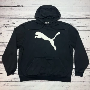 Puma Hoodie Svart - Märke: Puma Typ: Hoodie Färg: Svart Kroppstyp: Unisex Skick: Mycket Bra   Sparande av miljö  30x  lägre utsläpp jämfört med ny vara Sparat vatten ca 3950 liter Sparat CO2 ca 6.8 kg