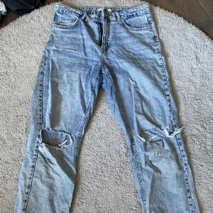 Jeans med hål på knäna - Ljusblåa jeans i storlek 42💙 Hör av er vid intresse🦋