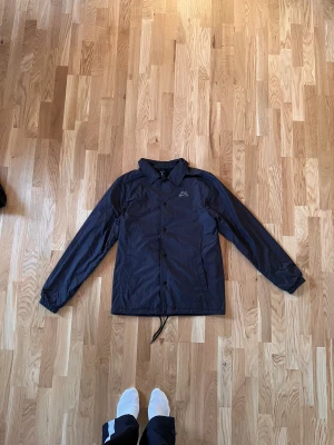 Nike SB windbreaker - Köptes för retail: 700 sek, använd varsamt, skick 8/10 inga defekter. Säljer nu för 350 sek.