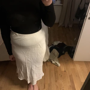 Satinkjol - Satinkjol från zara, mycket snyggare när den blir steamad!