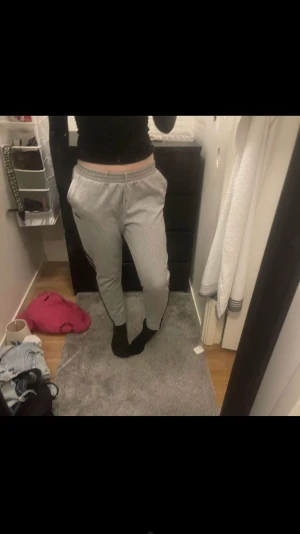 Adidasbyxor  - Använt skick, säljer utav ingen användning. 