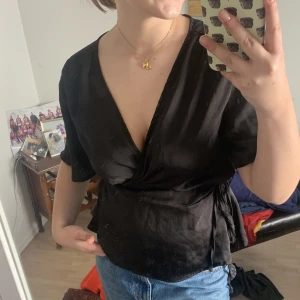 Omlott topp - Omlott topp köpt på Jackie för 700kr🪩